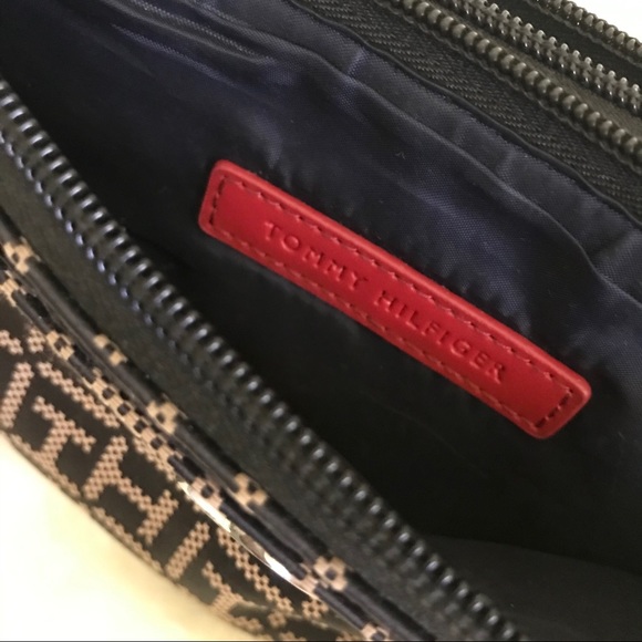 TOMMY HILFIGER Handbag purse. - Picture 3 of 8